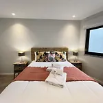 Stylish 2 With Pool By Homing Апартаменти *